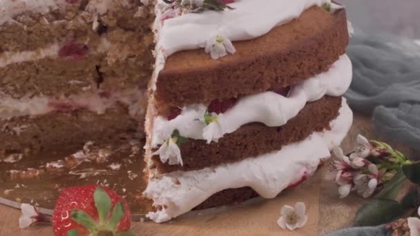 Ciasto Truskawkowe Truskawkowe Ciasto Biszkoptowe Świeżymi Truskawkami Śmietaną Blat Kuchenny — Wideo stockowe