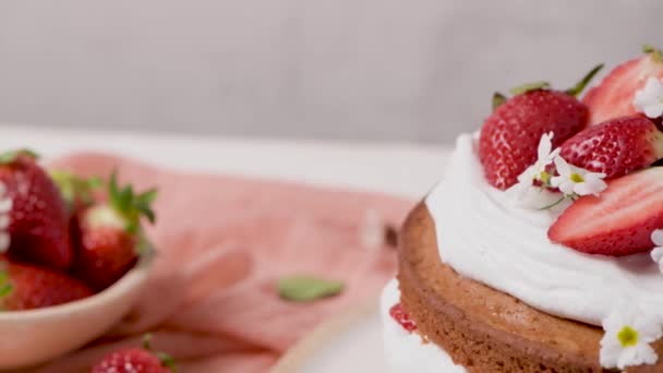 ストロベリーケーキ フレッシュストロベリーのストロベリースポンジケーキ キッチンカウンターのサワークリーム — ストック動画