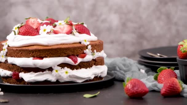 ストロベリーケーキ フレッシュストロベリーのストロベリースポンジケーキ キッチンカウンターのサワークリーム — ストック動画