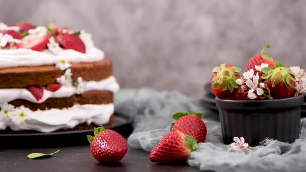 Erdbeerkuchen Erdbeer Biskuit Mit Frischen Erdbeeren Und Saurer Sahne Auf — Stockvideo