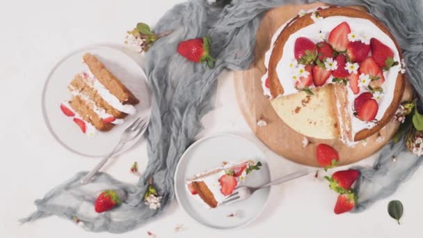 草莓蛋糕 草莓海绵蛋糕 新鲜草莓和酸奶奶油放在厨房台面 — 图库视频影像