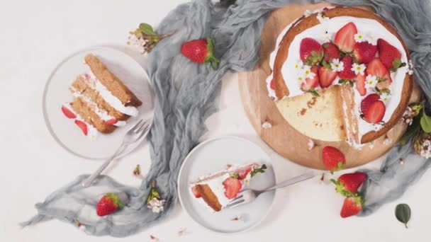 Tarta Fresa Tarta Esponja Fresa Con Fresas Frescas Crema Agria — Vídeos de Stock