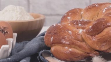 Paskalya folar ve yumurtalar ahşap masanın üstünde..