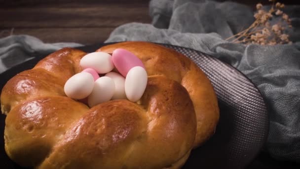Velikonoční Folar Cukrovými Mandlemi Dřevěné Desce Stolu — Stock video
