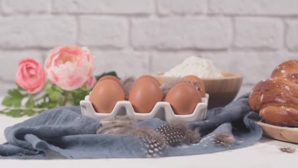 Paskalya Folar Yumurtalar Ahşap Masanın Üstünde — Stok video
