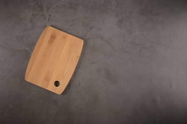 Ahşap kesme tahtası üstten görünüm eski taş tezgah üzerinde.