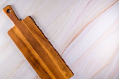 Gri mermer zemin üzerinde ahşap kesim tahtasının üst görünümü metin için boşluk ile.