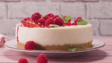 Taze ahududu, erik ve nane yapraklı cheesecake.