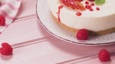 Taze ahududu, erik ve nane yapraklı cheesecake.
