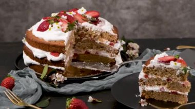 Çilekli pasta, çilekli kek taze çilek ve koyu mutfak tezgahında ekşi krema..