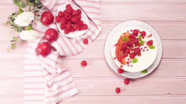 Taze ahududu, erik ve nane yapraklı cheesecake.