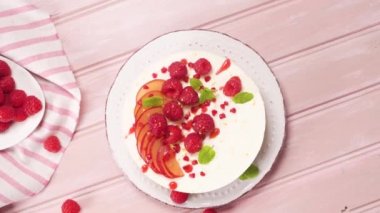 Taze ahududu, erik ve nane yapraklı cheesecake.