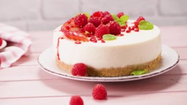 Taze ahududu, erik ve nane yapraklı cheesecake.