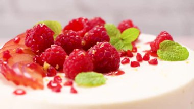 Taze ahududu, erik ve nane yapraklı cheesecake.