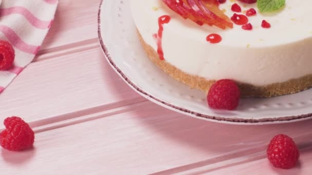 Cheesecake Φρέσκα Σμέουρα Δαμάσκηνα Και Φύλλα Δυόσμου — Αρχείο Βίντεο