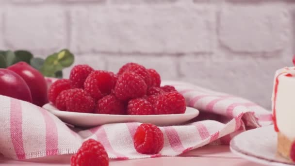 Tarta Queso Con Frambuesas Frescas Ciruelas Hojas Menta — Vídeos de Stock