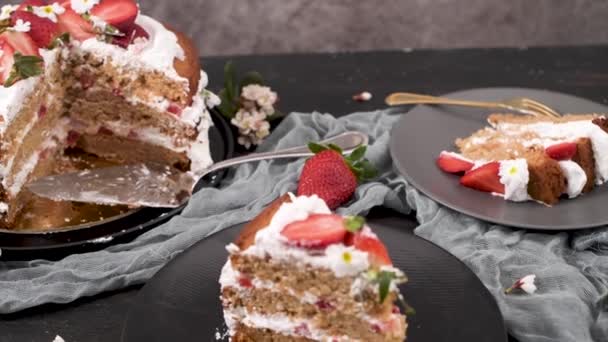 Çilekli Pasta Çilekli Kek Taze Çilek Koyu Mutfak Tezgahında Ekşi — Stok video