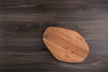 Eski ahşap tezgahın ahşap kesim tahtasının üst görüntüsü..