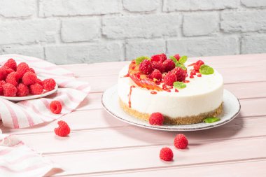 Taze ahududu, erik ve nane yapraklı cheesecake.