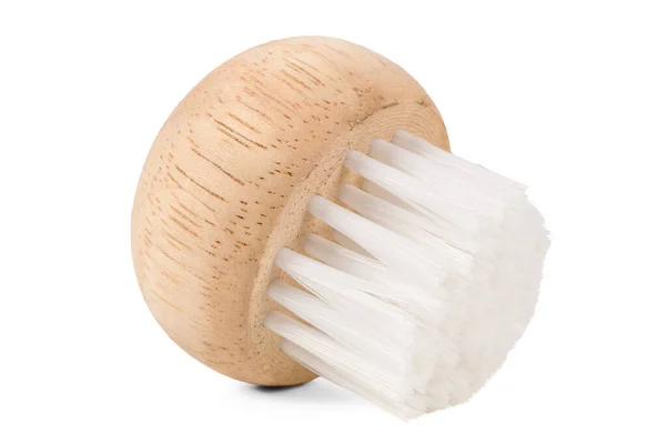 用木制圆形刷子清洁白色背景隔离的蘑菇 — 图库照片