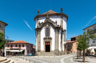 ARCOS de VALDEVEZ, PORTUGAL - CIRCA MAYIS 2019: Lapa Kilisesi Portekiz 'in Arcos de Valdevez köyünde yer almaktadır. Tipik Barok Rococo..