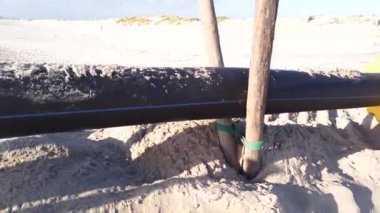 OVAR, PORTUGAL - 6 Mayıs 2020 tarihinde Portekiz Çevre Ajansı, Ria de Aveiro 'daki hidrodinamik dengeyi optimize etmek için Atlantik Okyanusu' na bir tortu aktarma müdahalesi gerçekleştiriyor..