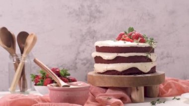 Mutfak tezgahında çilekli kırmızı kadife kek..