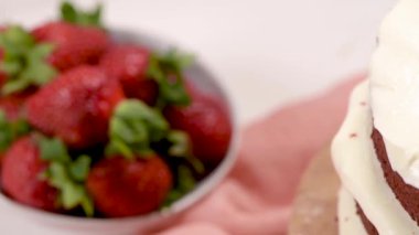 Mutfak tezgahında çilekli kırmızı kadife kek..