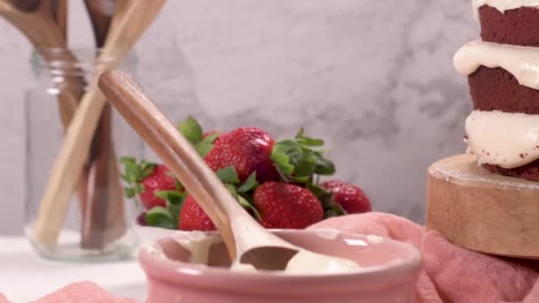 Pastel Terciopelo Rojo Con Fresas Encimera Cocina — Vídeos de Stock