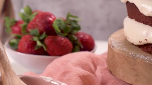 Rote Samttorte Mit Erdbeeren Auf Der Arbeitsplatte — Stockvideo