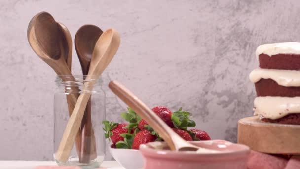 キッチンカウンターの上にイチゴと赤いベルベットケーキ — ストック動画