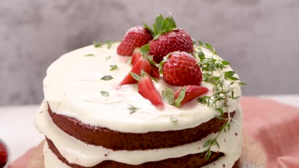 Pastel Terciopelo Rojo Con Fresas Encimera Cocina — Vídeo de stock