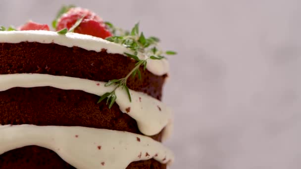 キッチンカウンターの上にイチゴと赤いベルベットケーキ — ストック動画