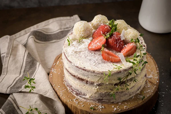 Naken Kake Med Jordbær Kjøkkenbenken – stockfoto