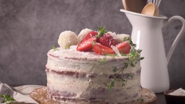 台所のカウンターの上にイチゴと裸のケーキ — ストック動画