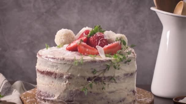 Torta Nuda Con Fragole Sul Bancone Della Cucina — Video Stock