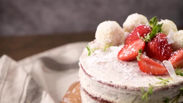 台所のカウンターの上にイチゴと裸のケーキ — ストック動画