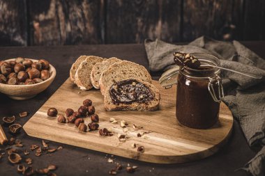 Vejetaryen çikolatası organik badem yağından, organik kakao ve baldan yapılmış, koyu kırsal mutfak tezgahında..