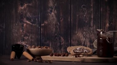 Vejetaryen çikolatası organik badem yağından, organik kakao ve baldan yapılmış, koyu kırsal mutfak tezgahında..