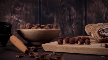 Vejetaryen çikolatası organik badem yağından, organik kakao ve baldan yapılmış, koyu kırsal mutfak tezgahında..