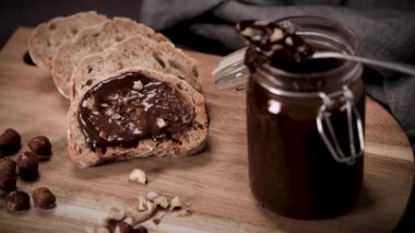 Vejetaryen çikolatası organik badem yağından, organik kakao ve baldan yapılmış, koyu kırsal mutfak tezgahında..