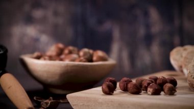 Vejetaryen çikolatası organik badem yağından, organik kakao ve baldan yapılmış, koyu kırsal mutfak tezgahında..