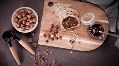 Vejetaryen çikolatası organik badem yağından, organik kakao ve baldan yapılmış, koyu kırsal mutfak tezgahında..