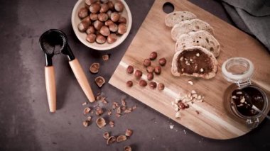 Vejetaryen çikolatası organik badem yağından, organik kakao ve baldan yapılmış, koyu kırsal mutfak tezgahında..