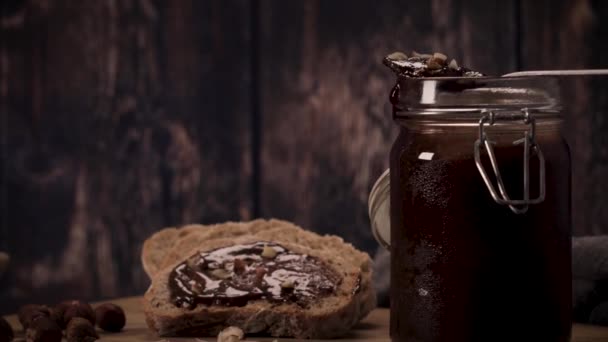 Vegansk Chokladspridning Gjord Ekologiskt Mandelsmör Och Ekologisk Kakao Och Honung — Stockvideo