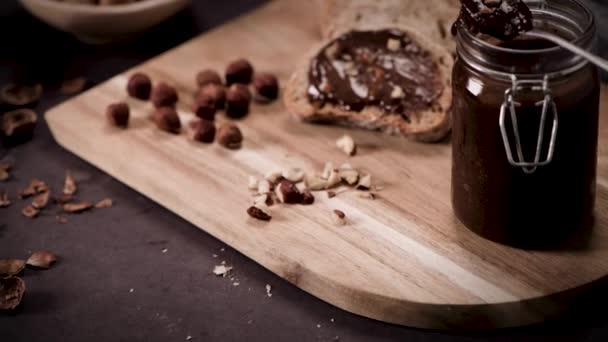 由有机杏仁奶油 有机可可和蜂蜜制成的巧克力铺在黑暗的乡村厨房柜台顶上 — 图库视频影像