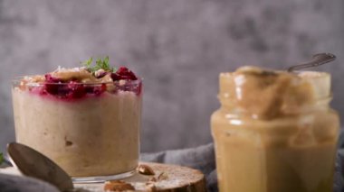 Kahvaltı yulaf lapası, ahududu, badem, tarçın, badem yağı ve hindistan cevizi. Sağlıklı kahvaltı nefis ev yapımı İngiliz kahvaltı konsepti