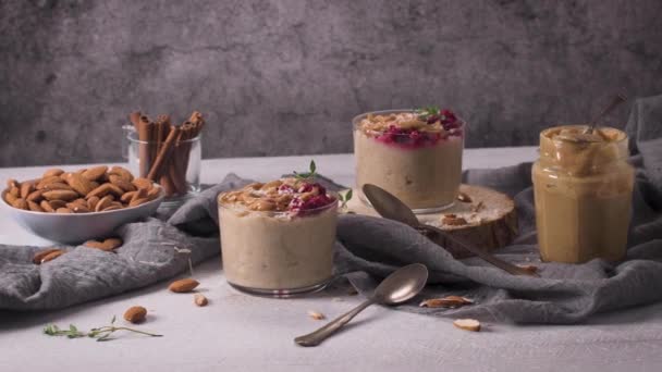 Frühstück Haferbrei Mit Himbeeren Mandeln Zimt Mandelbutter Und Kokosnuss Gesundes — Stockvideo