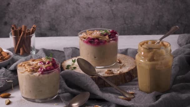 Frühstück Haferbrei Mit Himbeeren Mandeln Zimt Mandelbutter Und Kokosnuss Gesundes — Stockvideo