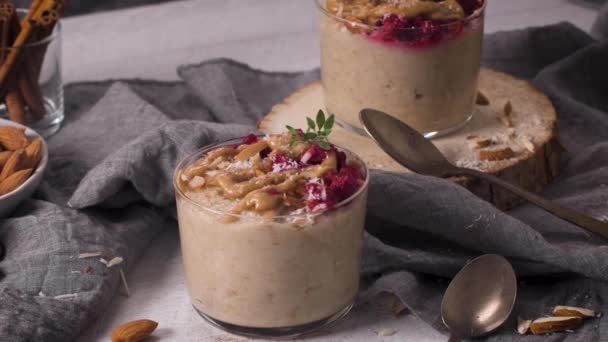 Frühstück Haferbrei Mit Himbeeren Mandeln Zimt Mandelbutter Und Kokosnuss Gesundes — Stockvideo